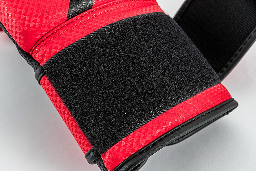 Боксерские перчатки UFC PRO Performance Rush Red,12oz 1050_700